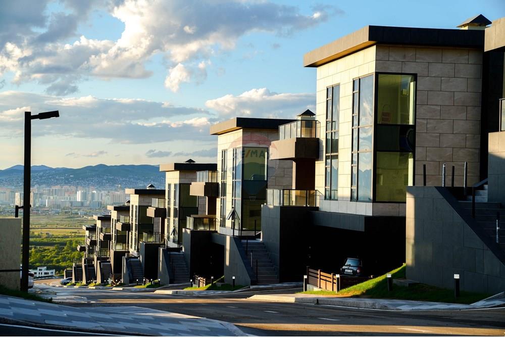 Residential - Two Level House - Bayanzurkh, Mongolia - MN - 542754750_1093408146332168_3514008378711529633_n.jpg - 119012257-1031