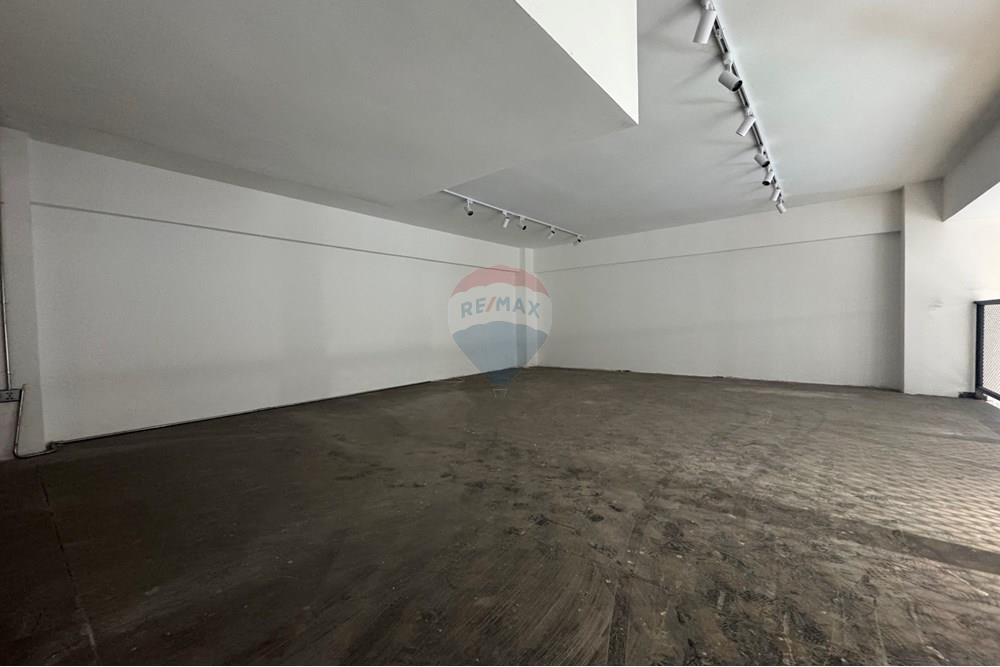 Commercieel - Laden/Einzelhandel - Баянзүрх, Монгол - MN - IMG_0187.jpeg - 119012221-511