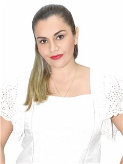 Associate in Training - Paola Andrea Pessoa Leigue - RE/MAX Express