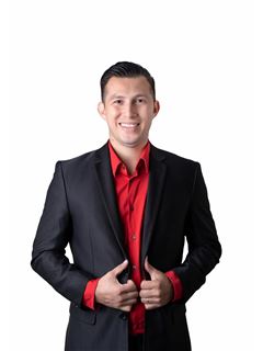 Associate in Training - Juan Gabriel Villarroel Mendez - RE/MAX Futuro