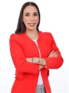 Associate in Training - Carla Kinn Cortez - RE/MAX Emporio Corporación 1