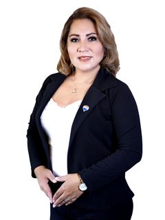Associate in Training - Ana Claudia Delgadillo Salinas - RE/MAX Top
