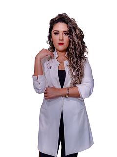 Associate in Training - Lucero Gomez Zeballos - RE/MAX Top