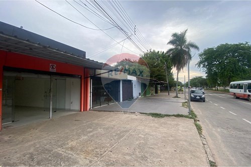 Local sobre avenida en alquiler