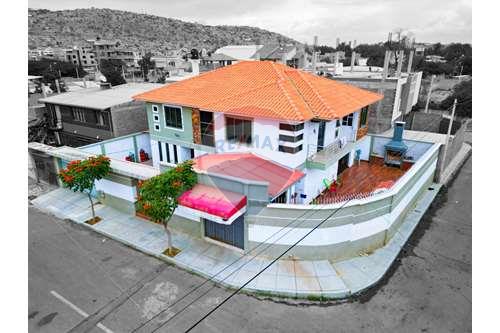 For Sale-House-S/N Calle Guapomos esq. C/ Penocos Zona Campo Ferial  - Alalay Norte  - Alalay  -  Cochabamba, Cercado(Cb), Cochabamba-120020081-66