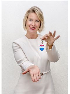 Laura Hanke - RE/MAX EXPERIENCE