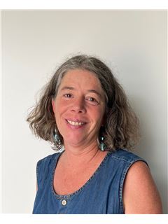 Stefania Claudia Kindermann - RE/MAX EXPERIENCE