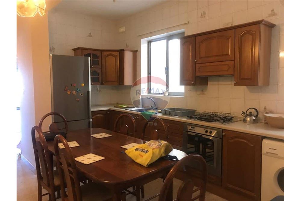 Student Room For Rent To Let 1 Bedrooms Located At Msida Sliema And St Julians Surroundings Malta