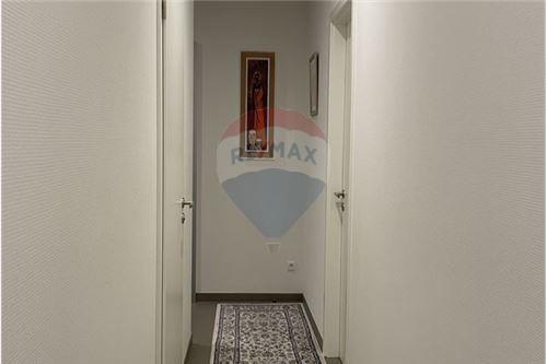 Appartement - A louer - Luxembourg - Couloir menant à la partie nuit  - 280221032-34