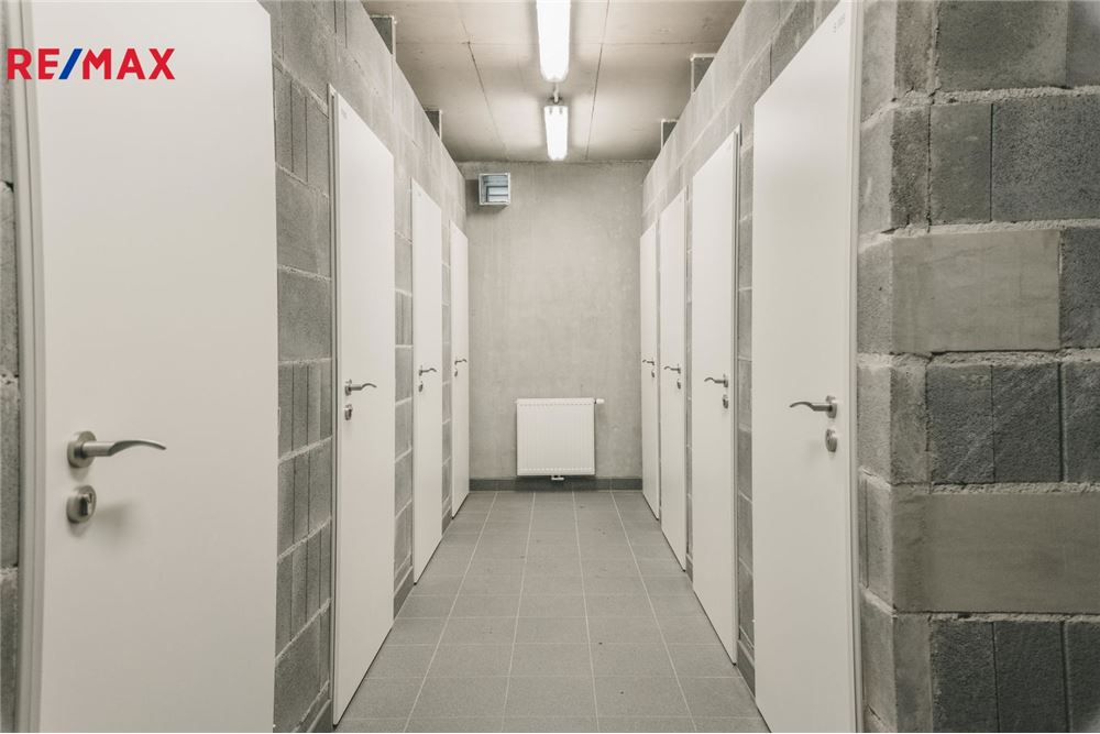 商业 - 车库 - Praha 8, hl. m. Praha - Czech Republic - 2 - 29288163-19