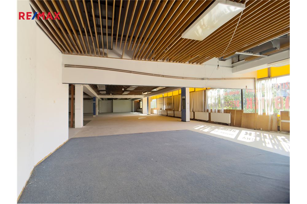 Komersyal - Pamilihang Mall - Rousínov, Jihomoravský kraj - Czech Republic - 6 - 29284093-23