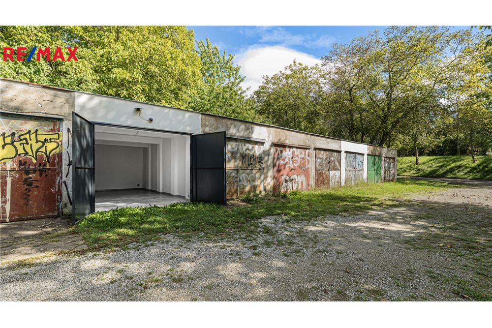 Commercieel - Garage - Praha 6, hl. m. Praha - Czech Republic - 2 - 29288172-6