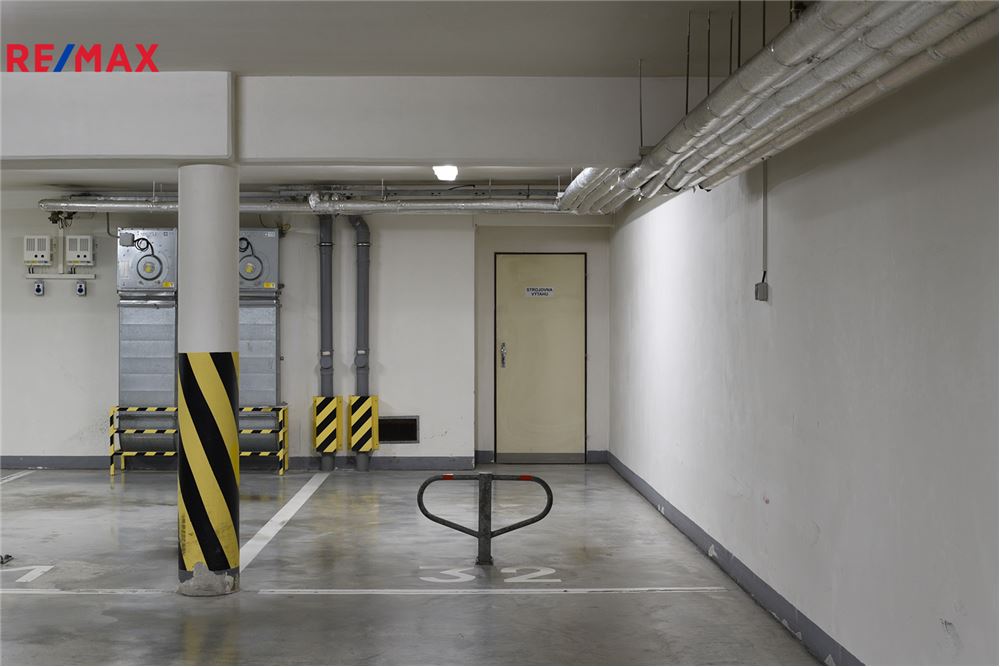 Commercieel - Garage - Praha 8, hl. m. Praha - Czech Republic - 4 - 29288026-176