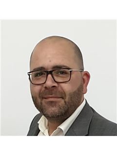 Associate in Training - Vincenzo Tuccillo - RE/MAX Futuro Casa