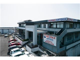 Giusy Grassi Re Max Arteka Acireale Ct イタリア