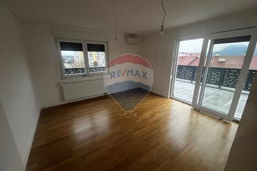 Moderan stan s terasom u centru Zaprešića