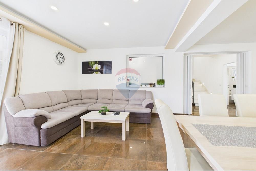 Kuća  - Za prodaju - Svetvinčenat, Hrvatska - CAM04300G0-PR0063-STILL003.jpg - 300041074-603