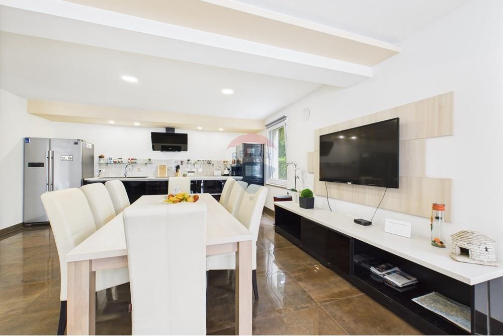 Kuća  - Za prodaju - Svetvinčenat, Hrvatska - CAM04300G0-PR0063-STILL001.jpg - 300041074-603