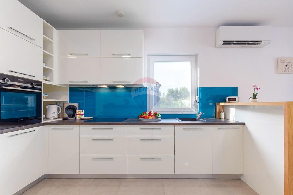 Kuća  - Za prodaju - Baška, Hrvatska - Top 2 Küche (3).jpg - 300621004-749