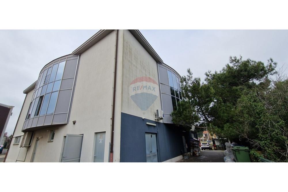 Poslovni prostor - Za prodaju - Pula, Hrvatska - 20250124_143838.jpg - 300261050-310