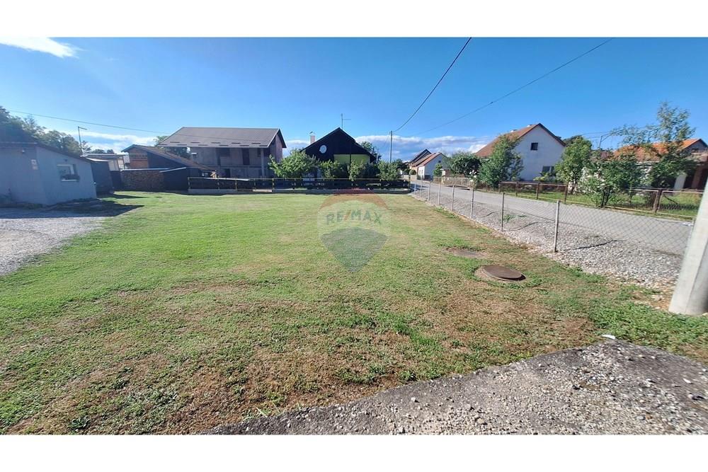 Građevinsko zemljište - Za prodaju - Petrinja, Hrvatska - 20250717_172516.jpg - 300761001-273