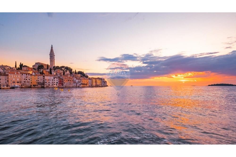 Stan-Apartman - Za prodaju - Rovinj, Hrvatska - 1755167316_panoramic-view-of-beautiful-ocean-sunset-in-rovinj-2021-08-26-13-40-25-utc.jpg - 300571003-1123