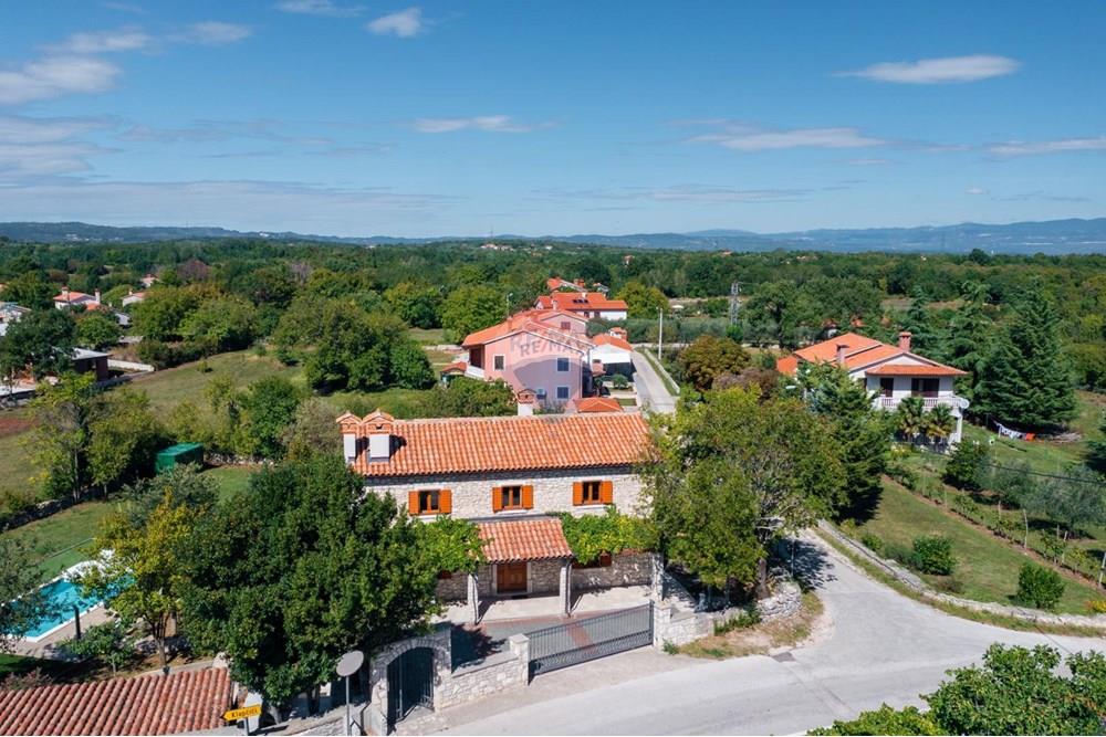 Kuća  - Za prodaju - Sveta Nedelja, Hrvatska - 1766560199_kuca-ulaz-panor.jpg - 300031154-262