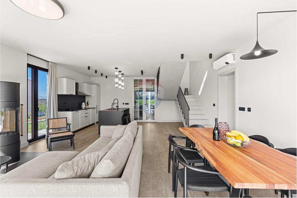 Kuća  - Za prodaju - Marčana, Hrvatska - 810_8020.jpg - 300571006-296