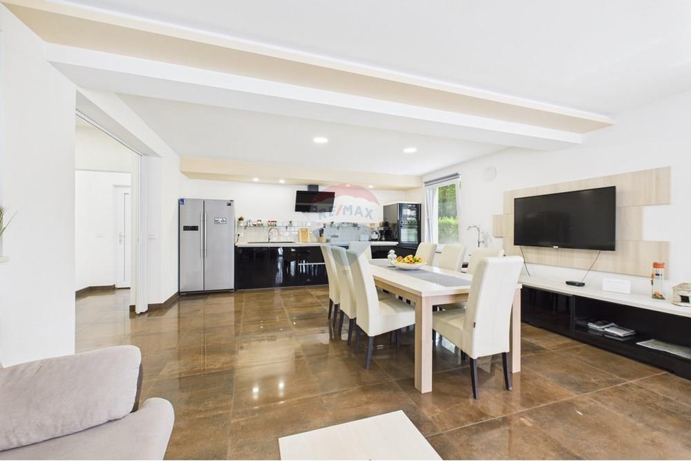 Kuća  - Za prodaju - Svetvinčenat, Hrvatska - CAM04300G0-PR0063-STILL011.jpg - 300041074-603