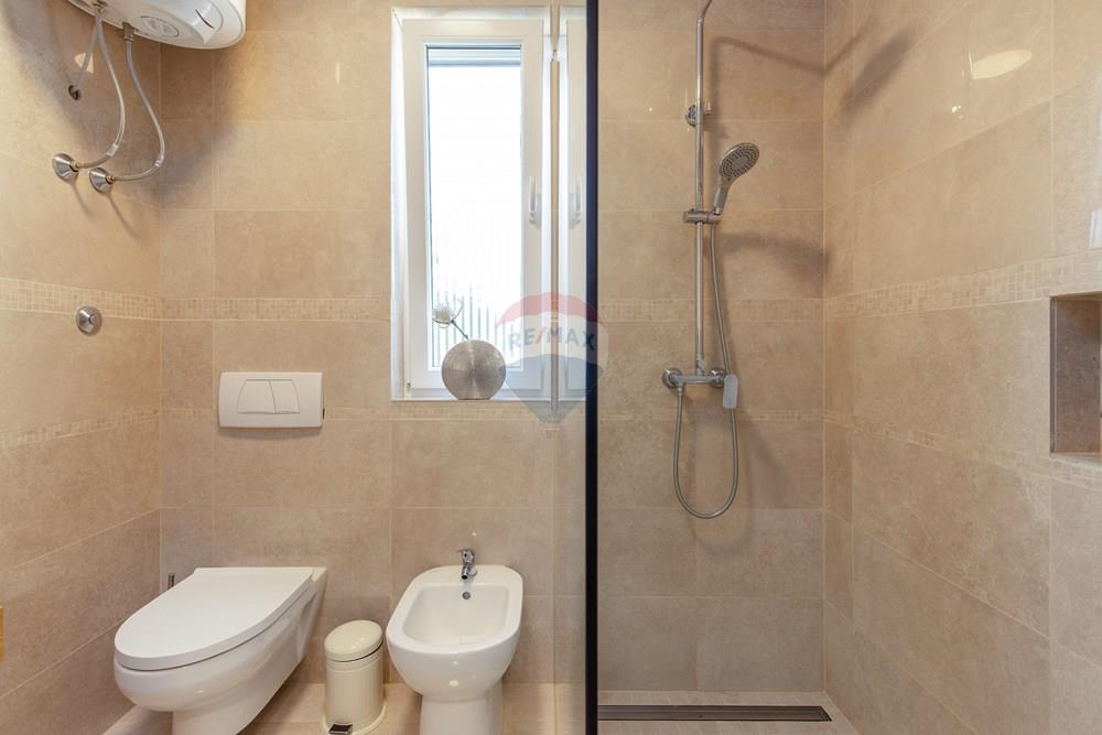 Kuća  - Za prodaju - Baška, Hrvatska - Top 02 Bad (1).jpg - 300621004-749