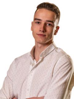 Associate in Training - Виктор Хаджийски Victor Hadzhiyski - RE/MAX City Mall