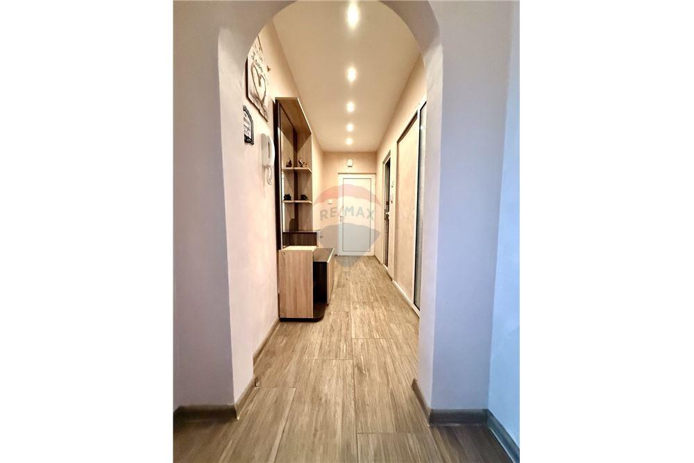 Апартамент - За продажба - гр. Варна, Област Варна, България - Просторен Г – образен коридор - Коридор - 360321025-274