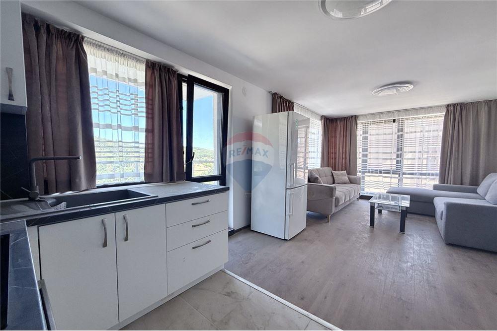 Апартамент - За продажба - гр. Варна, Област Варна, България - Слънчева всекидневна и трапезария с кухненски бокс с частична морска гледка и изход към обща открита панорамна тераса - Всекидневна/Трапезария - 360321025-247