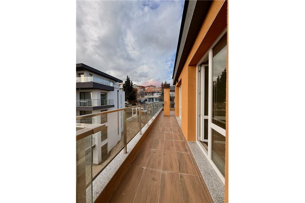 Апартамент - За продажба - гр. Варна, Област Варна, България - Просторна открита тераса с гледка към морето с достъп от всекидневна и спалня - Тераса - 360321025-272