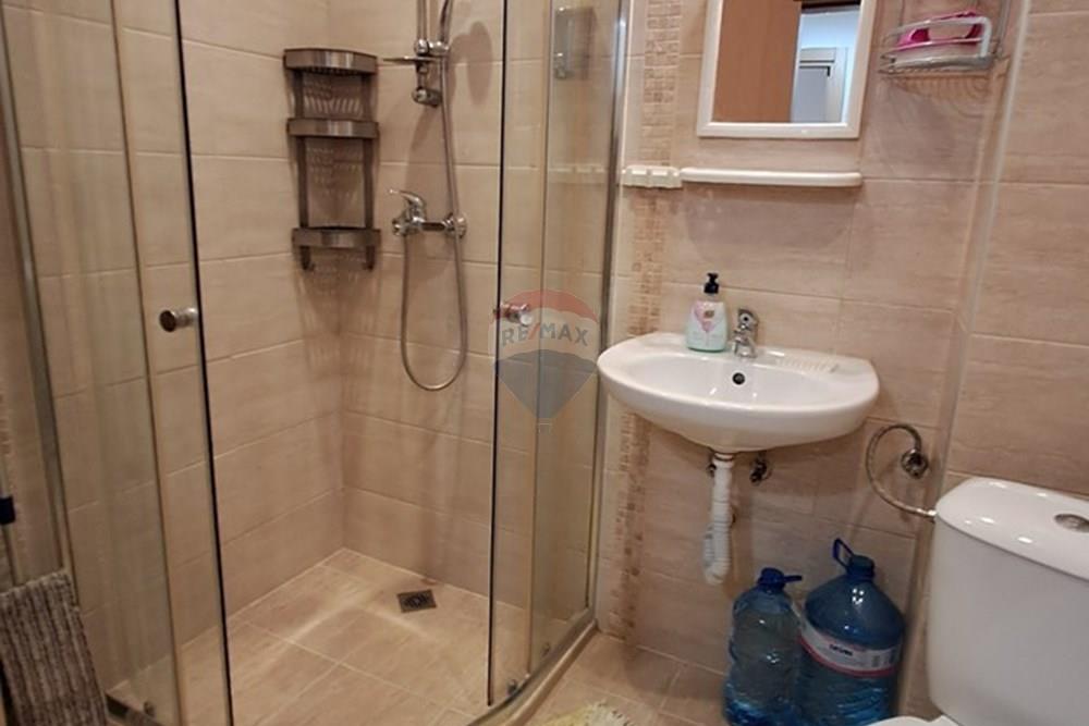 Апартамент - Под наем - гр. Варна, Област Варна, България - 20260204_140652.jpg - Баня с душ кабина - 360471005-297