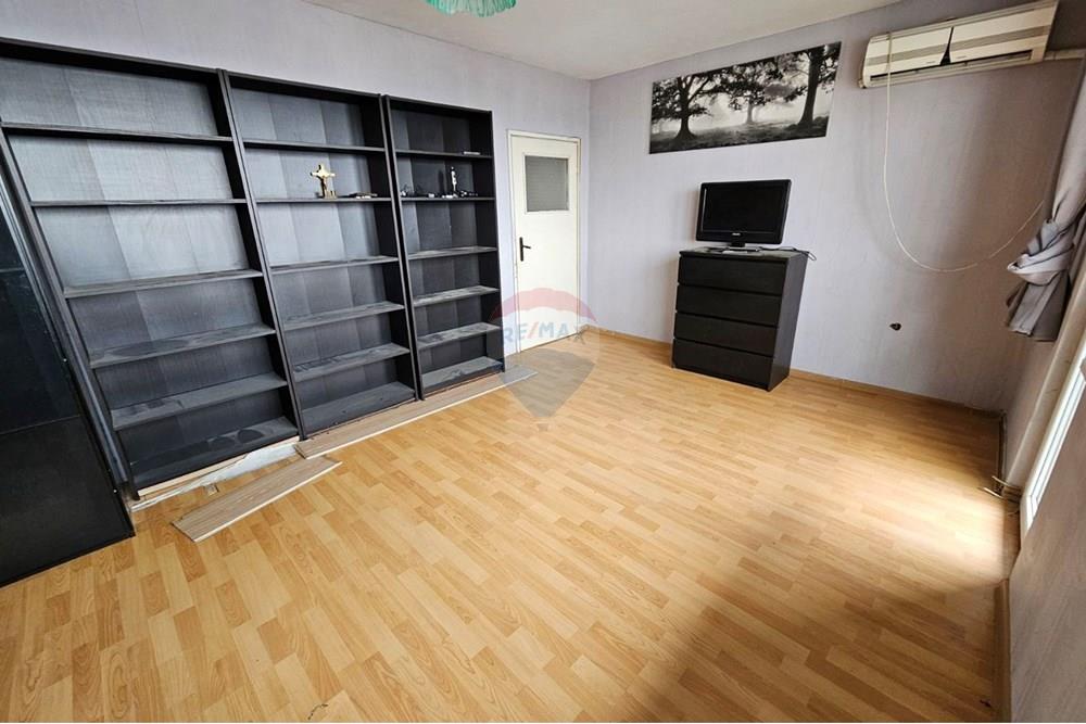 Апартамент - За продажба - гр. Варна, Област Варна, България - viber_image_2025-10-13_12-32-19-992.jpg - Всекидневна - 360391034-50