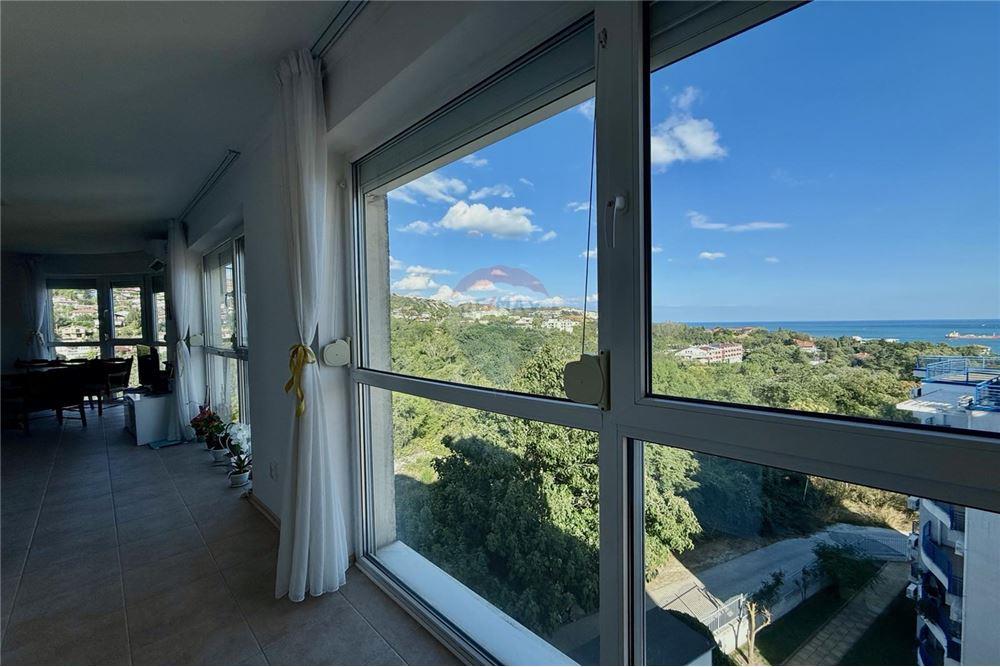 Condo/Apartment - For Sale - гр. Балчик, Област Добрич, Болгария - Просторна всекидневна с кухненски бокс и трапезария  с излаз към голяма открита тераса с гледка към морето - LivingRoom/DiningRoom - 360321025-229