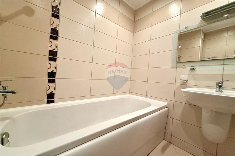 Апартамент - За продажба - с. Рогачево, Област Добрич, България - Баня с вана и тоалетна в едно помещение към първа спалня/ ниво 2 - Баня - 360321025-273