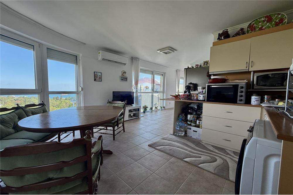 Condo/Apartment - For Sale - гр. Балчик, Област Добрич, Болгария - Просторна всекидневна с кухненски бокс и трапезария  с излаз към голяма открита тераса с гледка към морето - LivingRoom/DiningRoom - 360321025-229