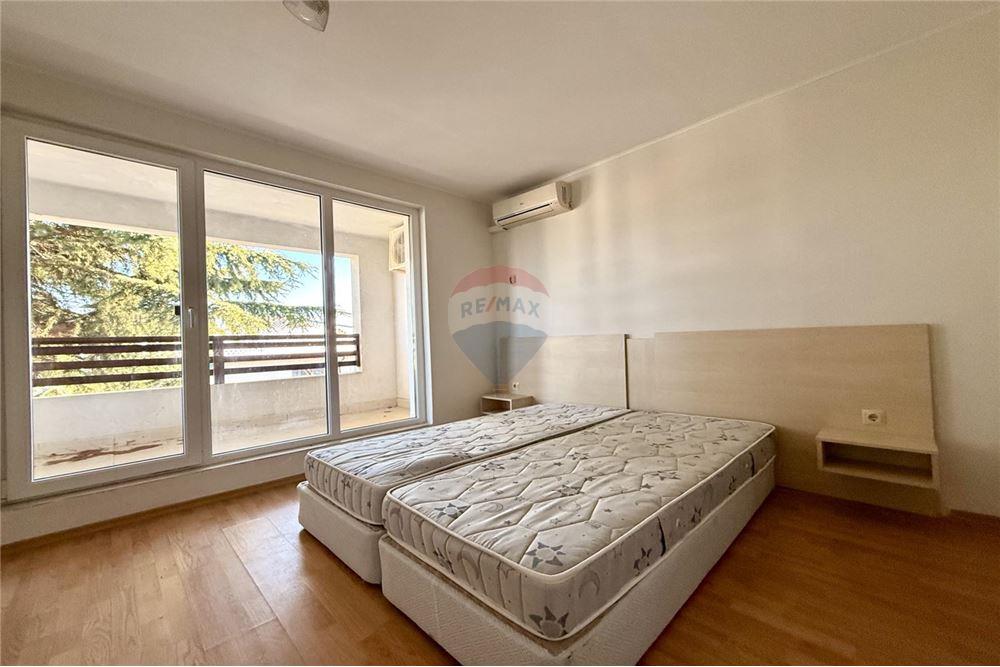 Апартамент - За продажба - с. Рогачево, Област Добрич, България - Първа спалня с баня с вана и тоалетна в едно помещение към нея и изход към просторна тераса/ ниво 2 - Спалня - 360321025-273