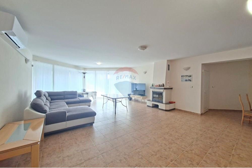 Селска къща - За продажба - с. Соколово, Област Добрич, България - 16.jpg - Всекидневна - 360321001-530