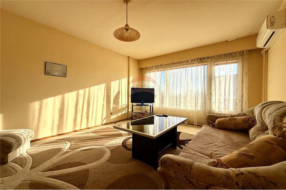 Апартамент - За продажба - гр. Варна, Област Варна, България - Просторна слънчева всекидневна с изход към открита тераса с частична панорамна гледка - Всекидневна - 360321025-285