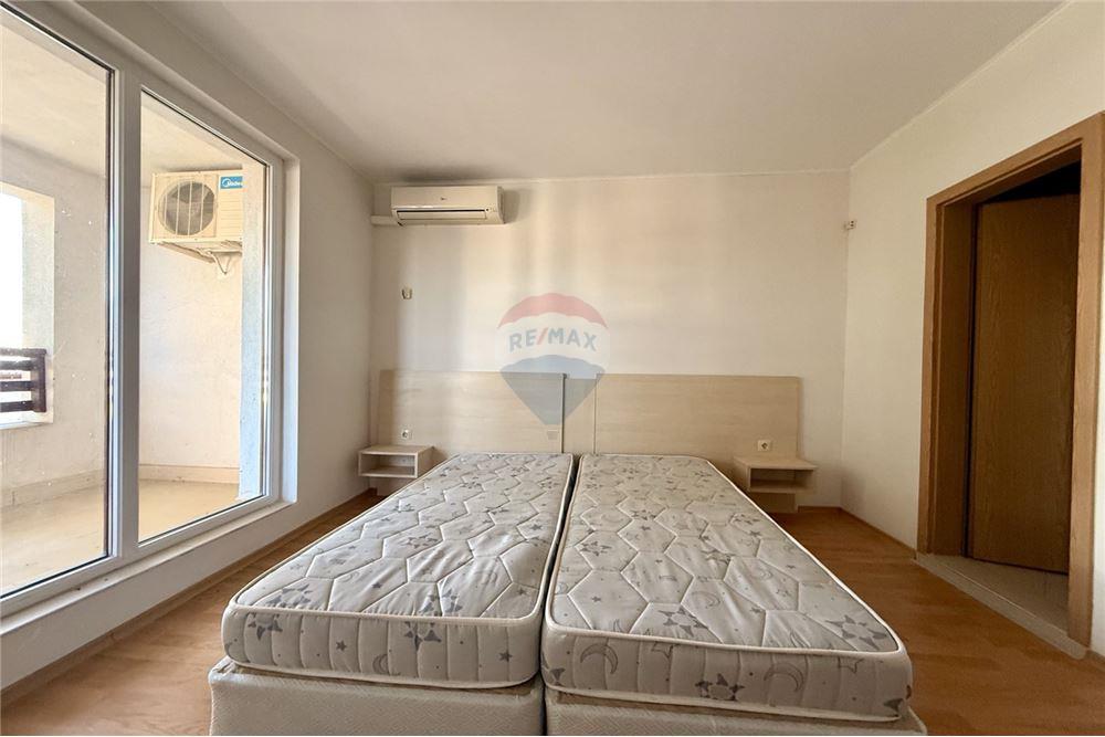 Апартамент - За продажба - с. Рогачево, Област Добрич, България - Първа спалня с баня с вана и тоалетна в едно помещение към нея и изход към просторна тераса/ ниво 2 - Спалня - 360321025-273