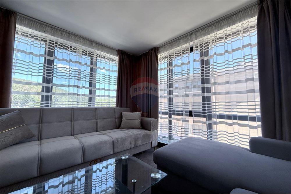 Апартамент - За продажба - гр. Варна, Област Варна, България - Слънчева всекидневна и трапезария с кухненски бокс с частична морска гледка и изход към обща открита панорамна тераса - Всекидневна/Трапезария - 360321025-247