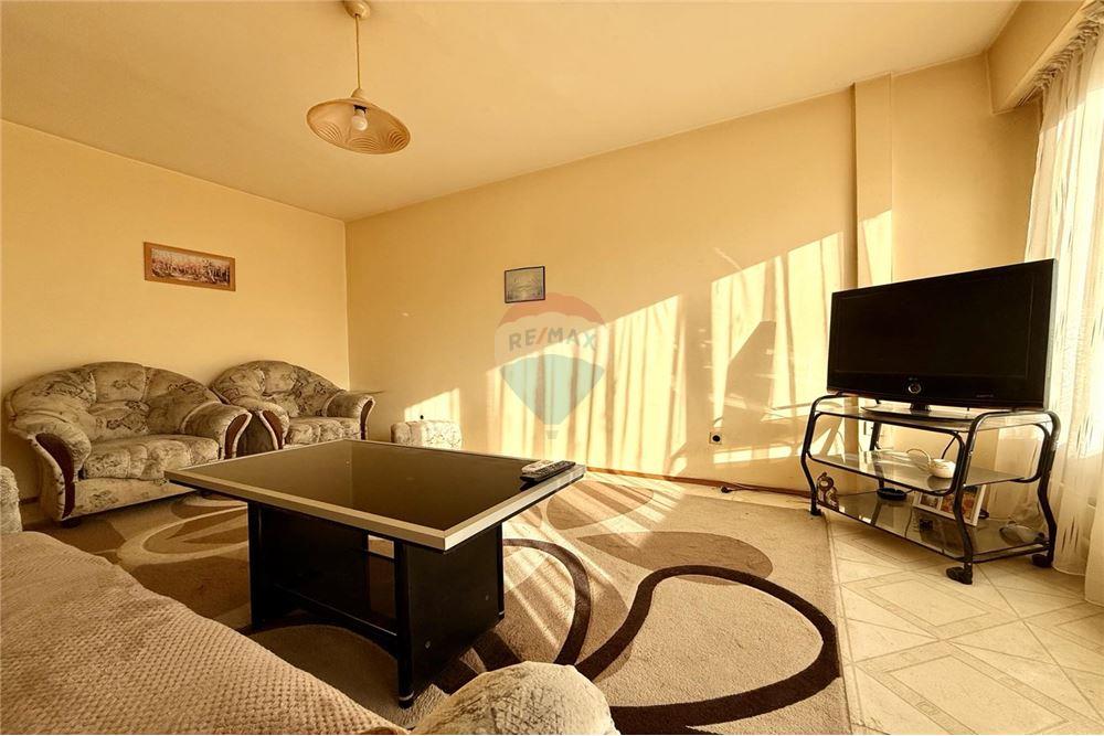 Апартамент - За продажба - гр. Варна, Област Варна, България - Просторна слънчева всекидневна с изход към открита тераса с частична панорамна гледка - Всекидневна - 360321025-285