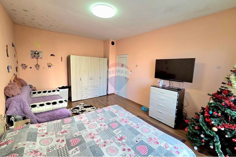 Апартамент - Под наем - гр. Варна, Област Варна, България - viber_image_2025-12-23_22-03-54-862.jpg - Родителска спалня - 360511018-26