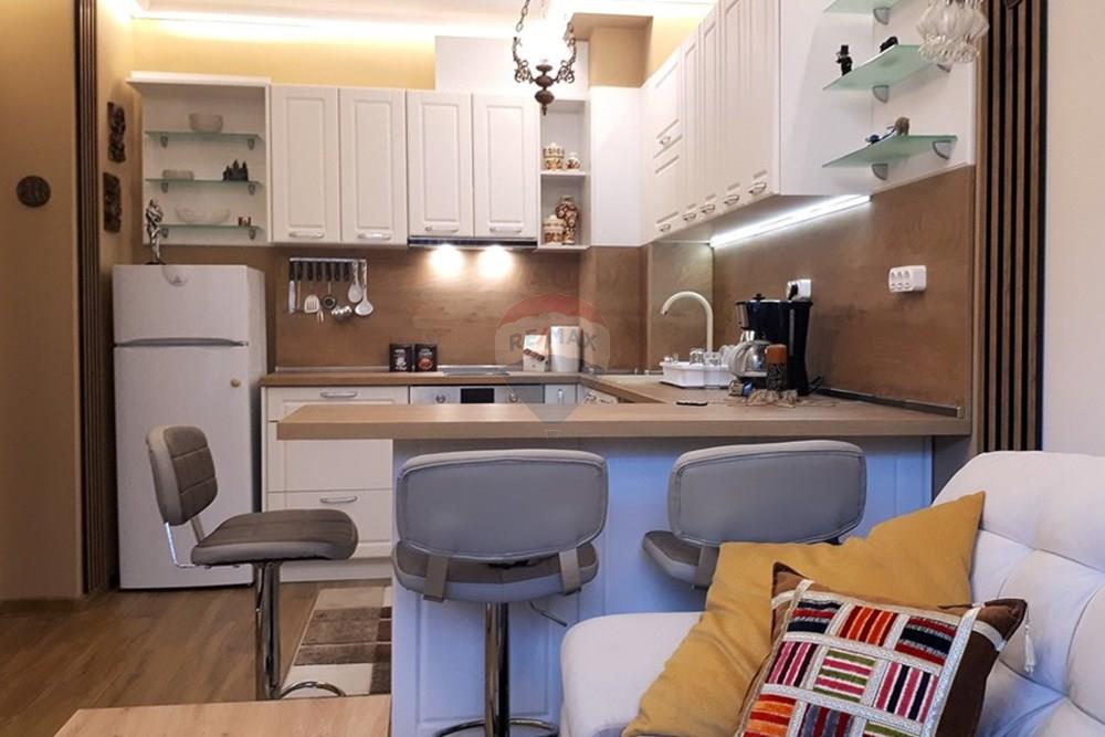 Апартамент - Под наем - гр. Варна, Област Варна, България - viber_image_2024-10-14_13-16-31-694.jpg - Кухня към всекидневната - 360391034-52