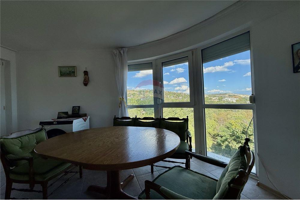 Condo/Apartment - For Sale - гр. Балчик, Област Добрич, Болгария - Просторна всекидневна с кухненски бокс и трапезария  с излаз към голяма открита тераса с гледка към морето - LivingRoom/DiningRoom - 360321025-229