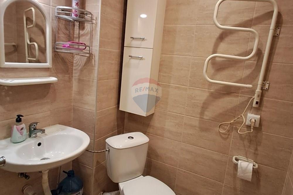 Апартамент - Под наем - гр. Варна, Област Варна, България - 20260204_140710.jpg - Баня с душ кабина - 360471005-297