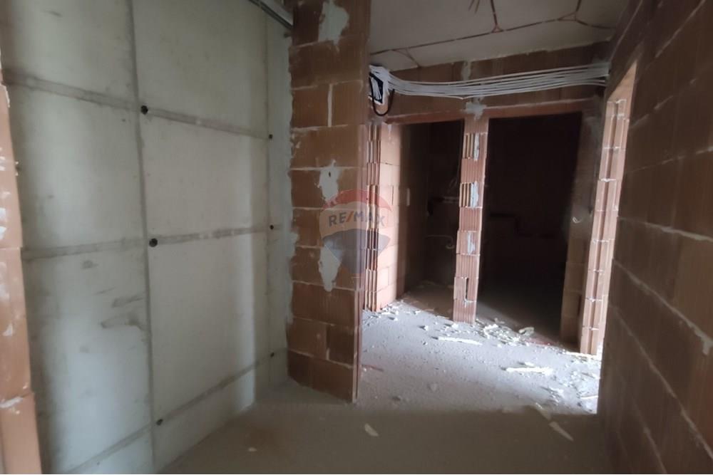 Апартамент - За продажба - гр. Варна, Област Варна, България - viber_изображение_2025-10-28_14-26-54-836.jpg - Коридор - 360511015-16